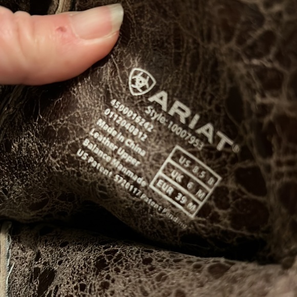 Ariat Yukon brown Legend Spirt boots, bradded cross design on toes. - Picture 13 of 14